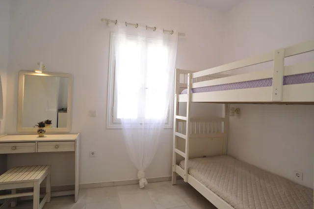 جناح عائلي بسريرين منفصلين وسرير بطابقين بإطلالة على البحر بغرفتي نوم، Scala Apartments 3/3