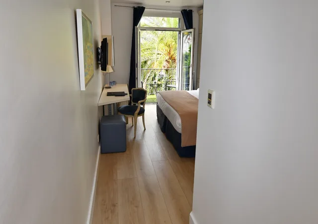 غرفة بسرير كوين بإطلالة على الحديقة بشرفة، Hotel De Provence 5/8