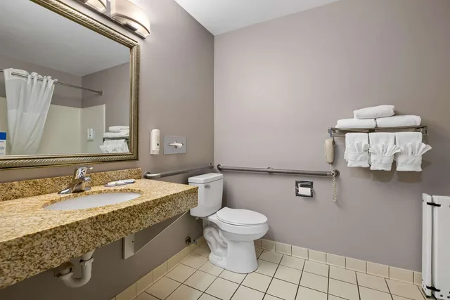 غرفة بسرير كينج لذوي الإعاقة، Quality Inn near Monument Health Rapid City Hospital 4/5