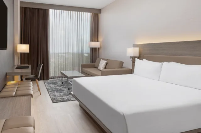 غرفة بسرير كينج بإطلالة على الجبل بشرفة، AC Hotel by Marriott Heredia Belen 1/4