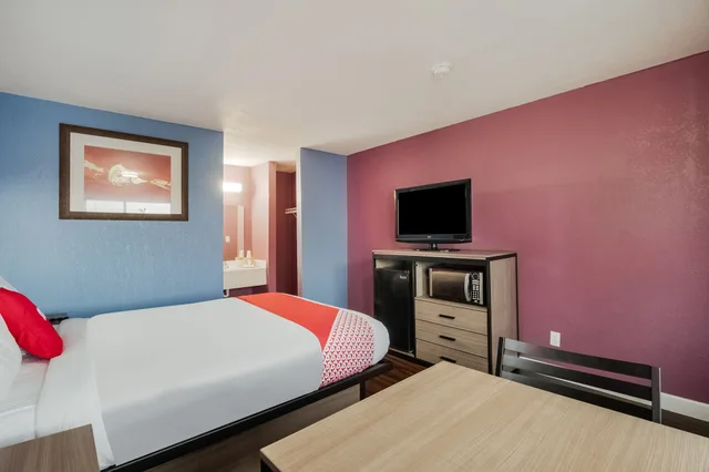 غرفة بسرير كوين، OYO Hotel Houston N Fm-1960 Champions TX 1/10