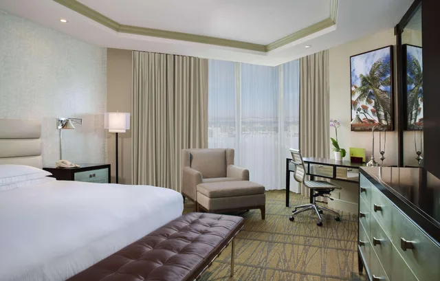 جناح رئاسي بسرير كينج مع أريكة، DoubleTree by Hilton Hotel Miami Airport and Convention Center 1/3