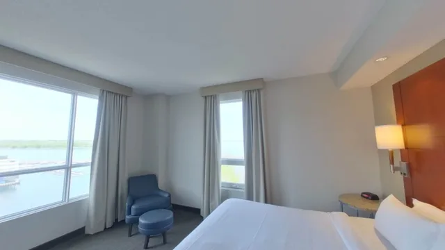 جناح بسرير كينج بإطلالة على البحيرة بغرفة نوم واحدة مع أريكة، Residence Inn By Marriott Kingston Water S Edge 1/5