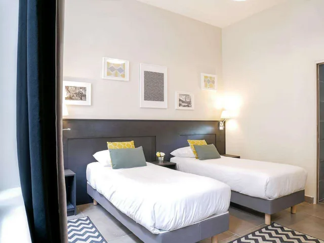 غرفة بسريرين منفصلين بحوض استحمام، HOTEL BONSEJOUR MONTMARTRE 3/7