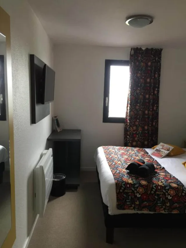 غرفة قياسية بسرير مزدوج وسريرين منفصلين، Kyriad Direct La Rochelle Sud Aytre 6/9