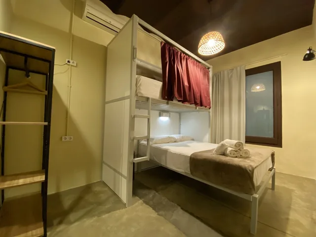غرفة ثلاثية بسرير مزدوج وسرير بطابقين بحمام مشترك، The Loft Hostel 7/10