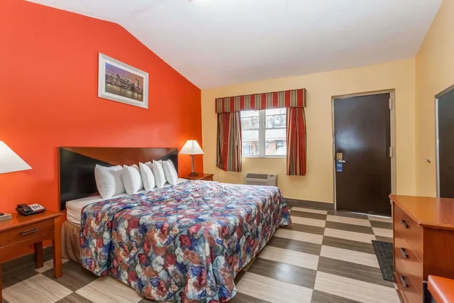 غرفة بسرير كينج، Travelodge by Wyndham Jersey City 1/3