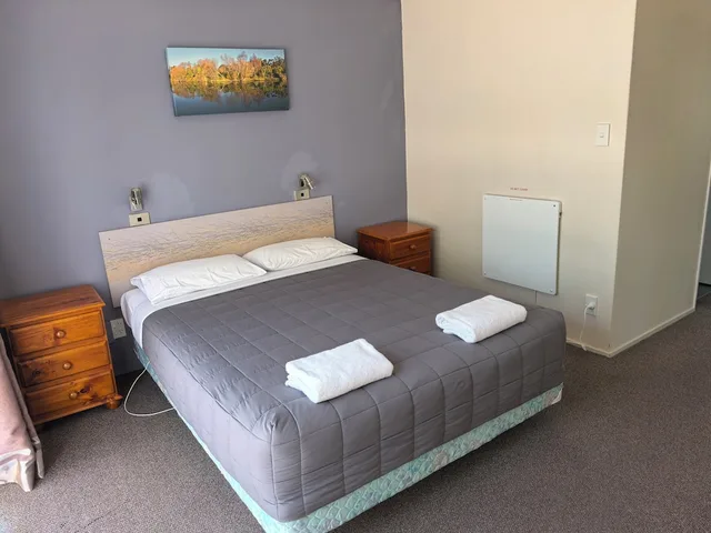 شقة بسرير كوين وسرير فردي بغرفة نوم واحدة مع أريكة، Judges Pool Motel 5/10