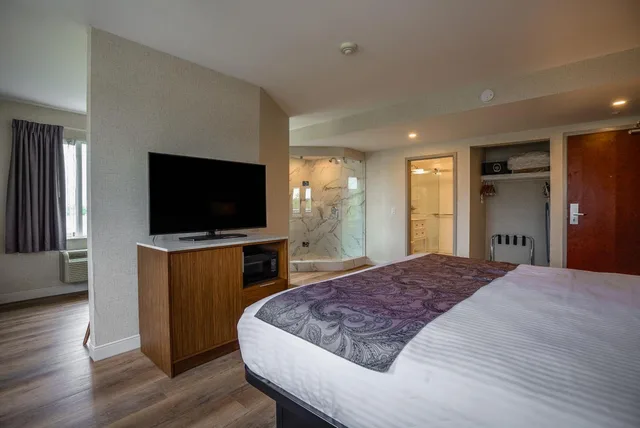 استوديو بسرير كينج، Monte Carlo Inn Oakville Suites 7/10