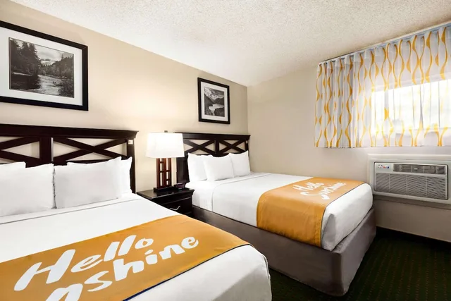 غرفة بسرير كوين وسرير مزدوج، Days Inn by Wyndham Cortez 4/10