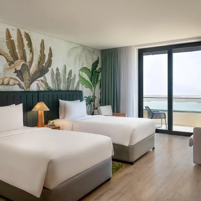 غرفة ديلوكس بسرير فردي بإطلالة على البحر، Yas Plaza Mangroves by IHG 1/3