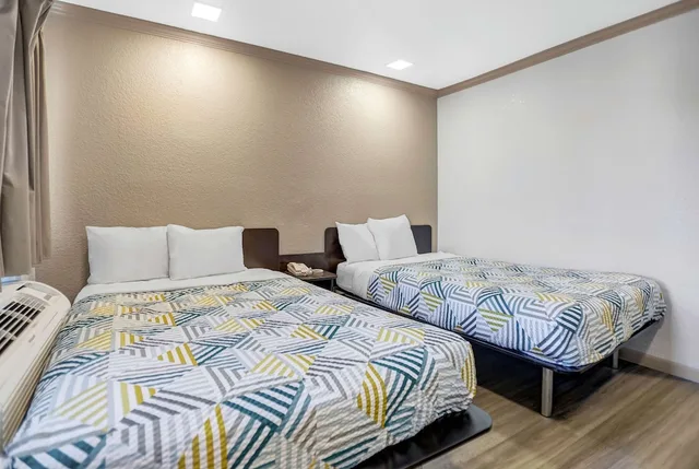 غرفة قياسية بسريرين مزدوجين، Rodeway Inn Red Bluff I-5 2/4