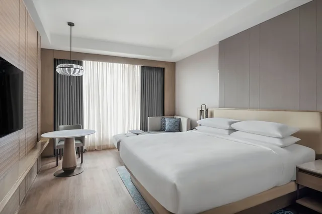 Executive, King Bed, Hill View, Navi Mumbai Marriott Hotel 2/8
