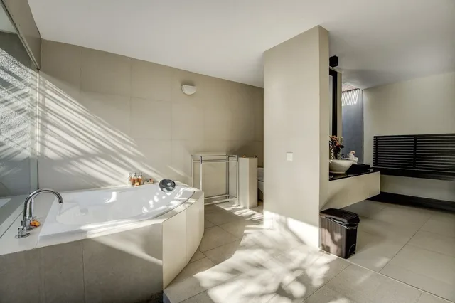 فيلا عائلية بسرير كينج وسريرين منفصلين بإطلالة على المسبح بغرفتي نوم بمسبح خاص، Villa Jerami And Spa 4/5