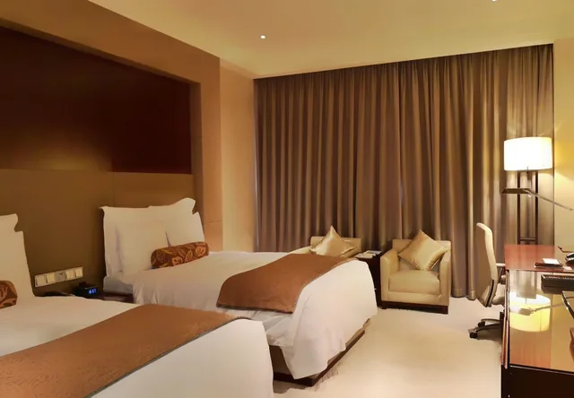 غرفة ديلوكس بسريرين مزدوجين بإطلالة على المدينة، Renaissance Tianjin Lakeview Hotel 1/2