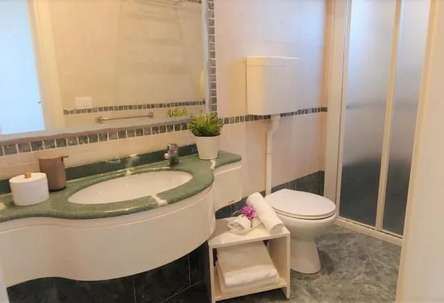 غرفة سوبيريور ثلاثية بسرير كوين وسرير فردي بشرفة بإطلالة جزئية على البحر، Liberty Village Hotel 1/1
