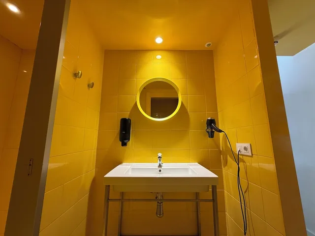 سكن مشترك مختلط بستة أسرّة وأسرّة بطابقين بإطلالة على المسبح بحمام خاص، Amistat Island Hostel Ibiza 6/10