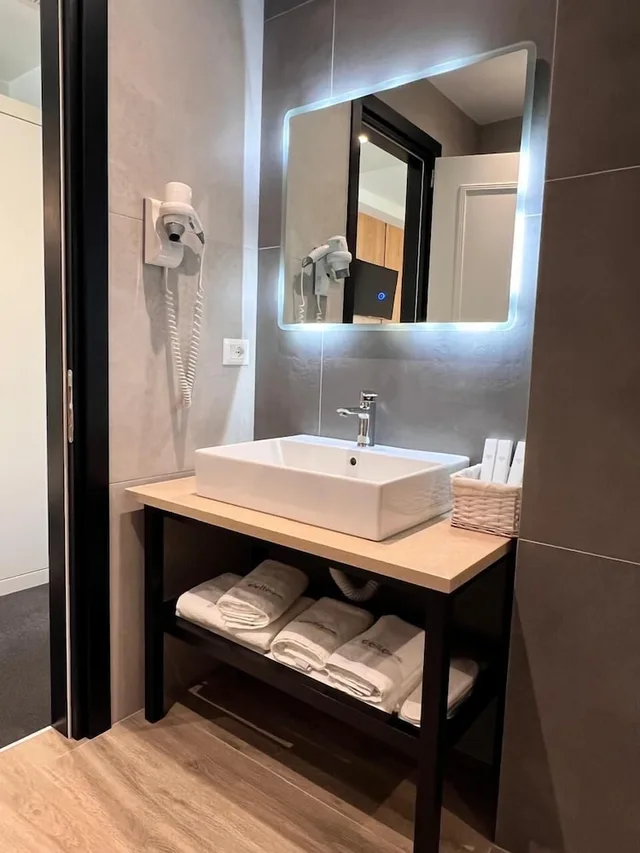 غرفة رباعية بسرير كينج وسريرين منفصلين بإطلالة على الحديقة، Delta Hotel 3/4