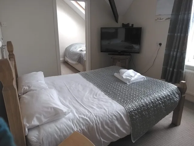 غرفة عائلية ثلاثية بسرير مزدوج وسريرين منفصلين، Bailey Ground Hotel 2/2