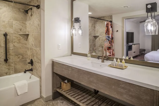 جناح بسرير كينج بغرفتي نوم لذوي الإعاقة، Cliffrose Springdale, Curio Collection by Hilton 3/3