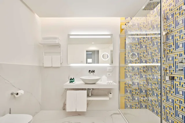 غرفة سوبيريور بسريرين منفصلين، De Bonart Naples, Curio Collection by Hilton 6/8