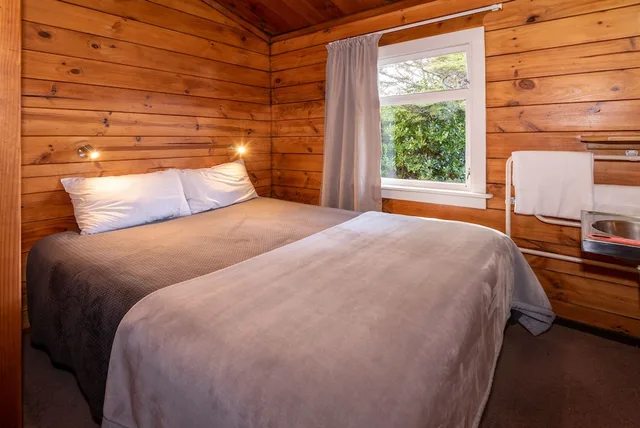 غرفة بسرير كوين بحمام مشترك، Skotel Alpine Resort 1/5