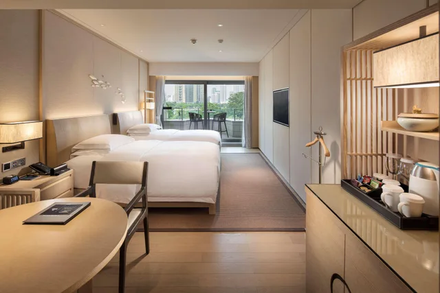 غرفة ديلوكس بسريرين منفصلين بشرفة، Hilton Shenzhen Shekou Nanhai 3/4