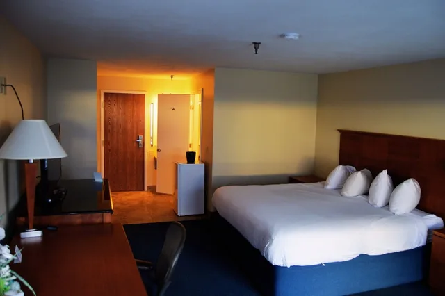 غرفة قياسية بسرير كينج بإطلالة جزئية على البحر، Hampton House Hotel 2/9