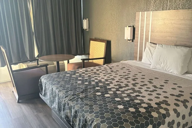 غرفة قياسية بسرير كينج للمدخنين، Econo Lodge Calhoun South 6/8