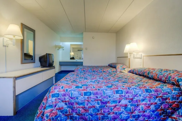 غرفة قياسية بسريرين مزدوجين، Motel6 Knoxville, TN - North 7/10