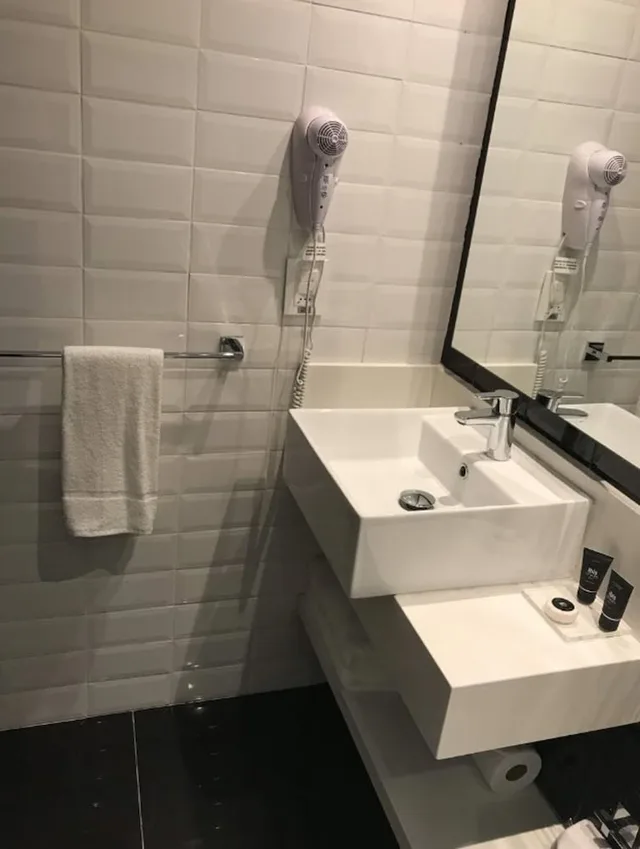 غرفة عائلية بسرير مزدوج وسريرين منفصلين، Ibis Styles Montevideo Biarritz 8/10
