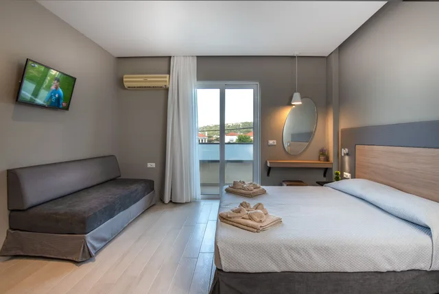 Room, 1 Queen and 1 Single Bed, Sunday Hotel 1/5