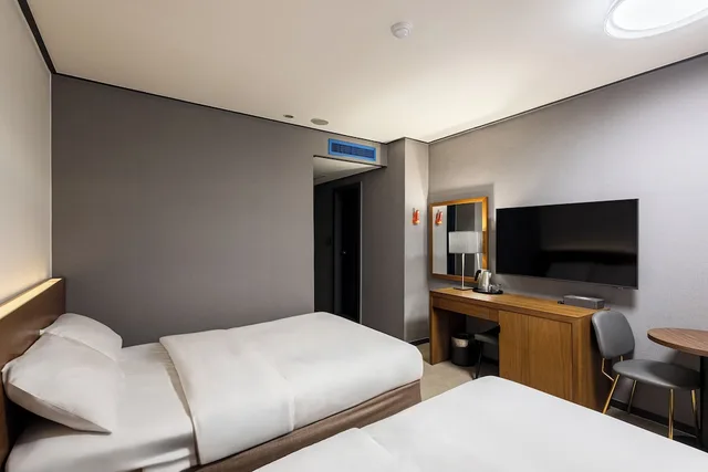غرفة ديلوكس بسرير مزدوج وسرير فردي بغرفة نوم واحدة، Insadong Crown Hotel 6/10