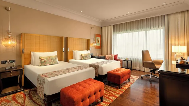 غرفة بسريرين منفصلين، The Leela Hyderabad 1/5