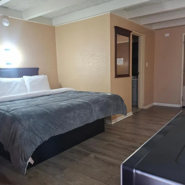 Room, King Bed, Howard Johnson 4/9