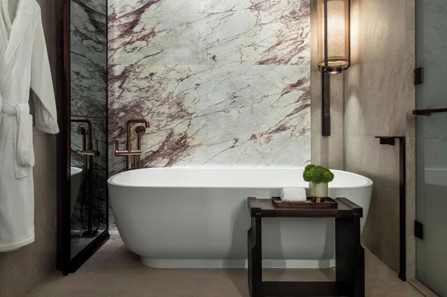غرفة بسرير مزدوج بإطلالة على المرفأ، The St. Regis Hong Kong 2/2