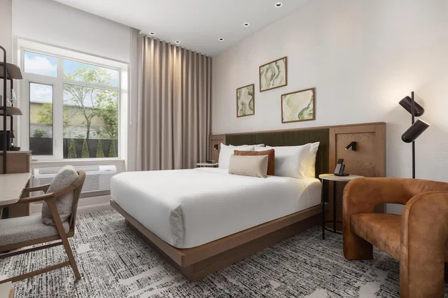 Standard, King Bed, Hotel Railwayparc Montreal, Tapestry Collection by Hilton 2/4