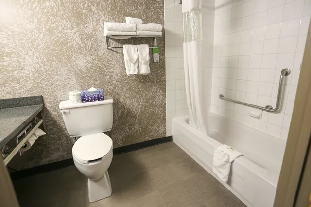 غرفة قياسية بسرير كوين لذوي الإعاقة، Days Inn Calgary Airport 5/6