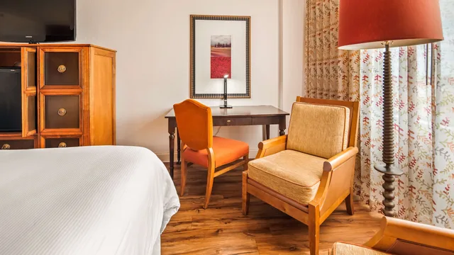 غرفة قياسية بسرير كينج لذوي الإعاقة، Magnolia Hotel, BW Signature Collection 7/10