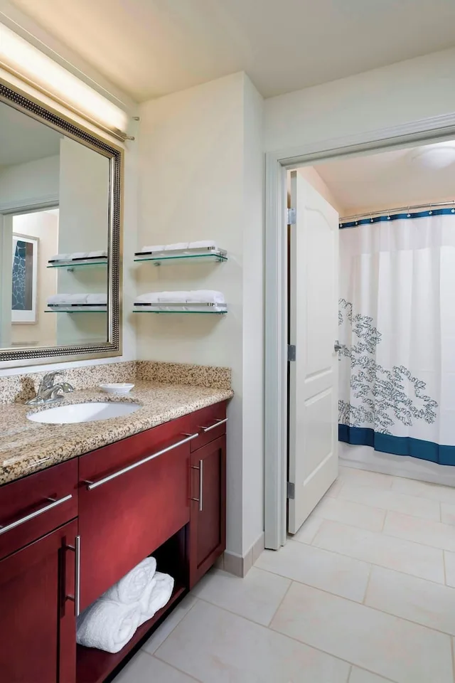 غرفة بسرير كينج بغرفة نوم واحدة مع أريكة لذوي الإعاقة، RESIDENCE INN FARGO 2/2