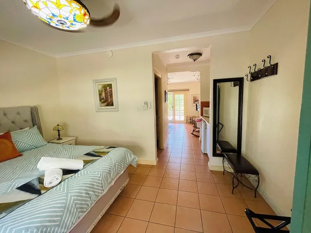 جناح بسرير كوين بإطلالة على الحديقة بغرفة نوم واحدة، Villa Provence 2/8
