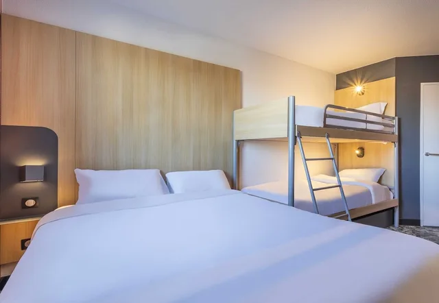 غرفة رباعية بسرير مزدوج وسريرين منفصلين، B&B HOTEL Aix-en-Provence Meyreuil Sainte-Victoire 1/3