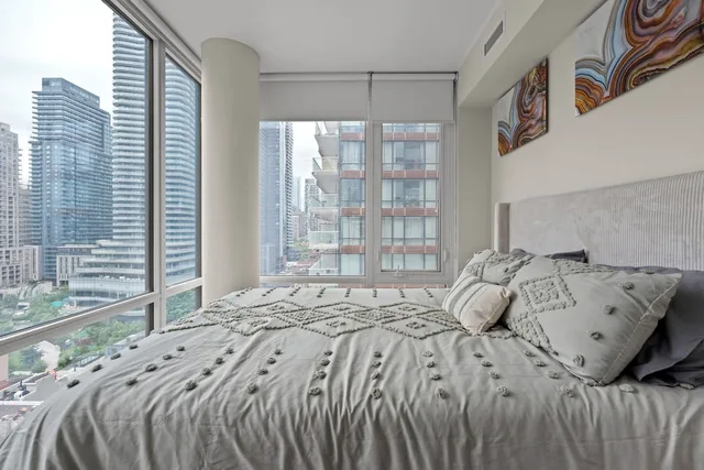 شقة حصرية بسريرين كوين بإطلالة على المدينة بغرفتي نوم مع أريكة بمطبخ، Teahouse Condos in Downtown Toronto 2/10