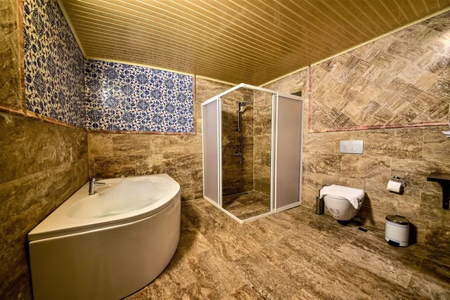 جناح ملكي بسرير كوين بحوض جاكوزي، Cappadocia Caves Hotel 2/2