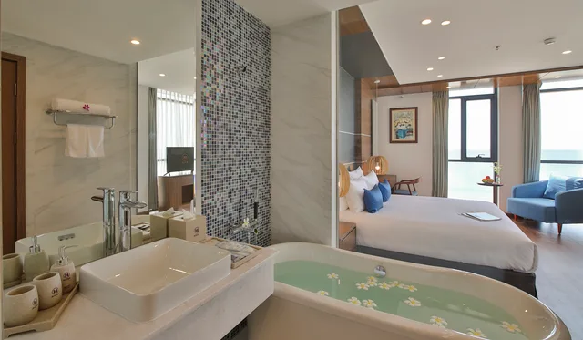 Deluxe, Double Bed, Beach Front، Haian Beach Hotel And Spa 7/8