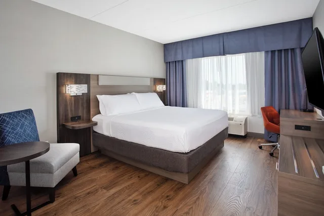 جناح بسرير كينج بمنطقة جلوس، Holiday Inn Express Hotel Suites Kingston 1/8