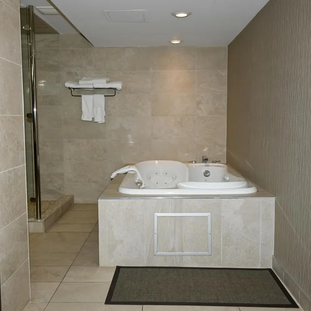 جناح بسرير كينج بحوض جاكوزي، Quality Hotel & Conference Centre Peace River 4/8
