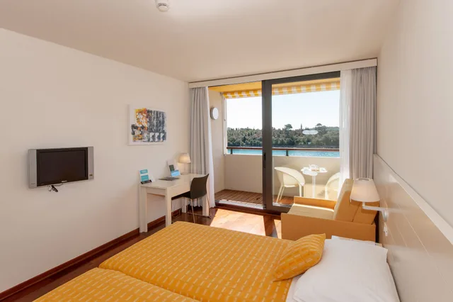 غرفة سوبيريور ثلاثية بسريرين منفصلين بإطلالة على البحر بشرفة مع أريكة، Island Hotel Istra 4/9