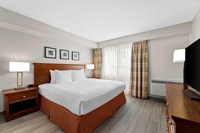 جناح بسرير كينج بغرفة نوم واحدة، Travelodge Suites by Wyndham Regina / Eastgate Bay 1/8