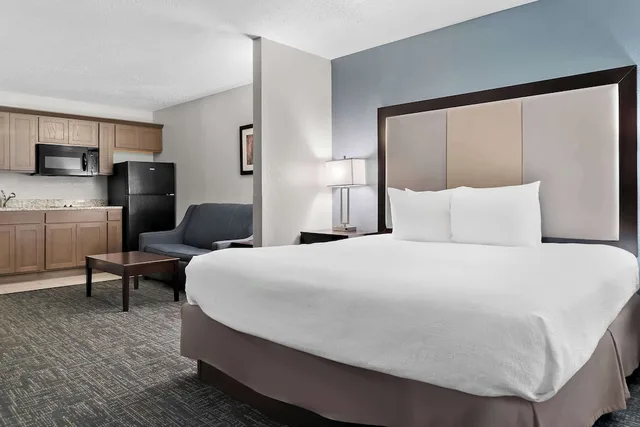 غرفة قياسية بسرير كينج مع أريكة بمطبخ صغير، Best Western Plus Flint Airport Inn & Suites 1/2